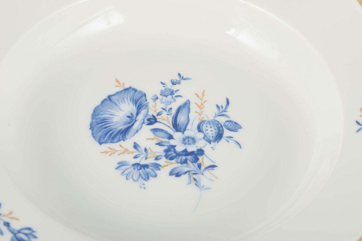 Meissen, Duitsland. Vier diepe porseleinen borden met bloemenmotieven. Begin 20e eeuw. photo for sale