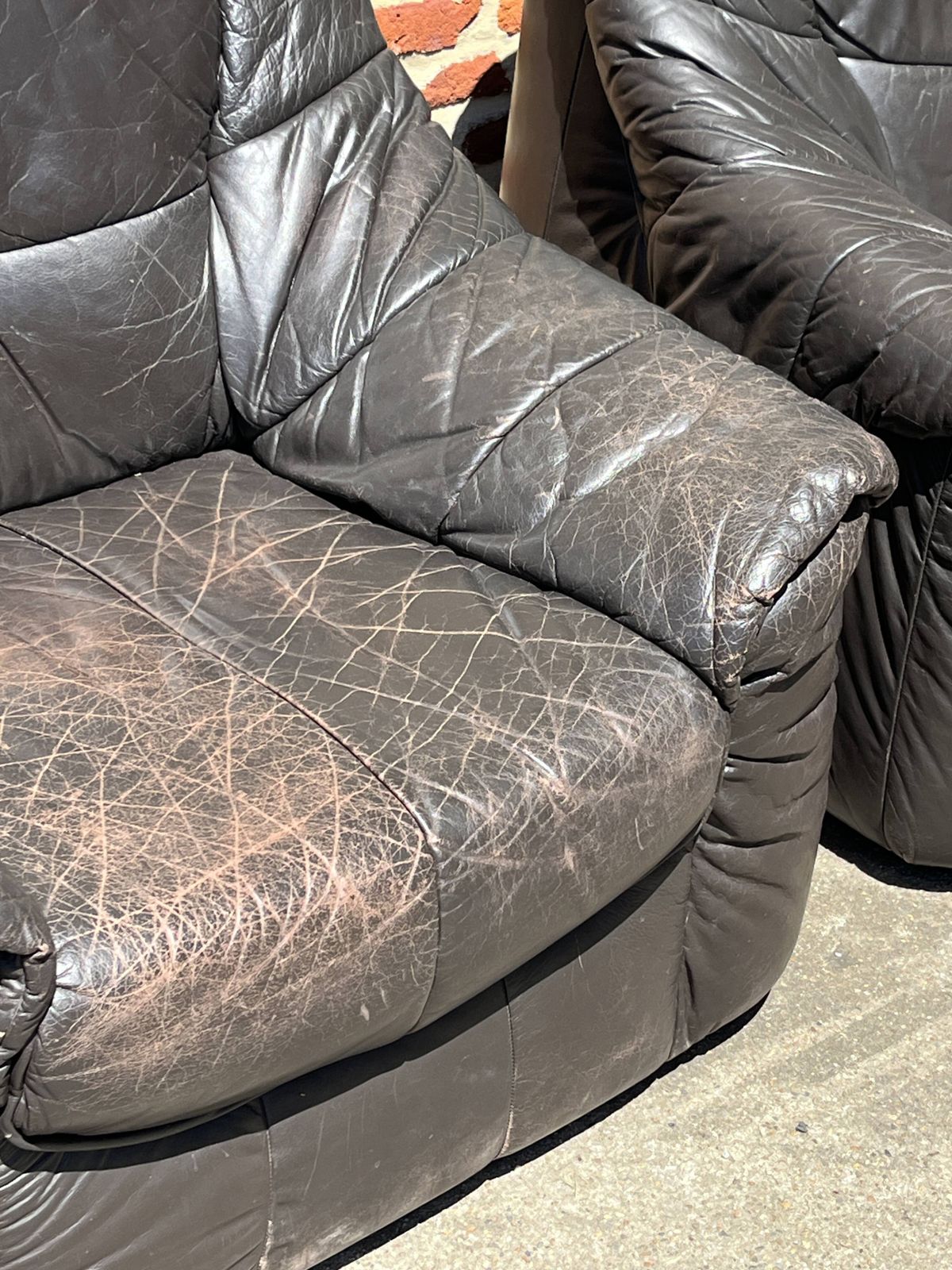 photo for sale Paar fauteuils van gepatineerd leer