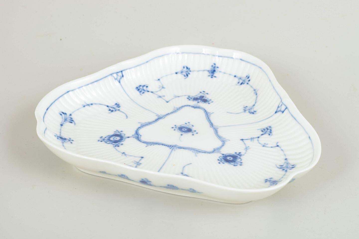 Royal Copenhagen. Plat triangulaire Blue Fluted Plain en porcelaine. 1965 photo furniture