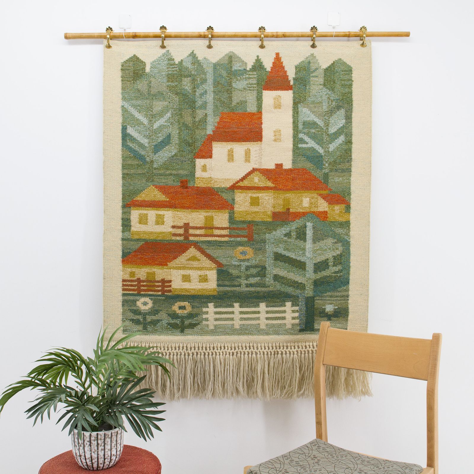 Vintage jaren '70 handgeweven wandtapijt: geometrisch dorpslandschap in groen en rood photo Kunst