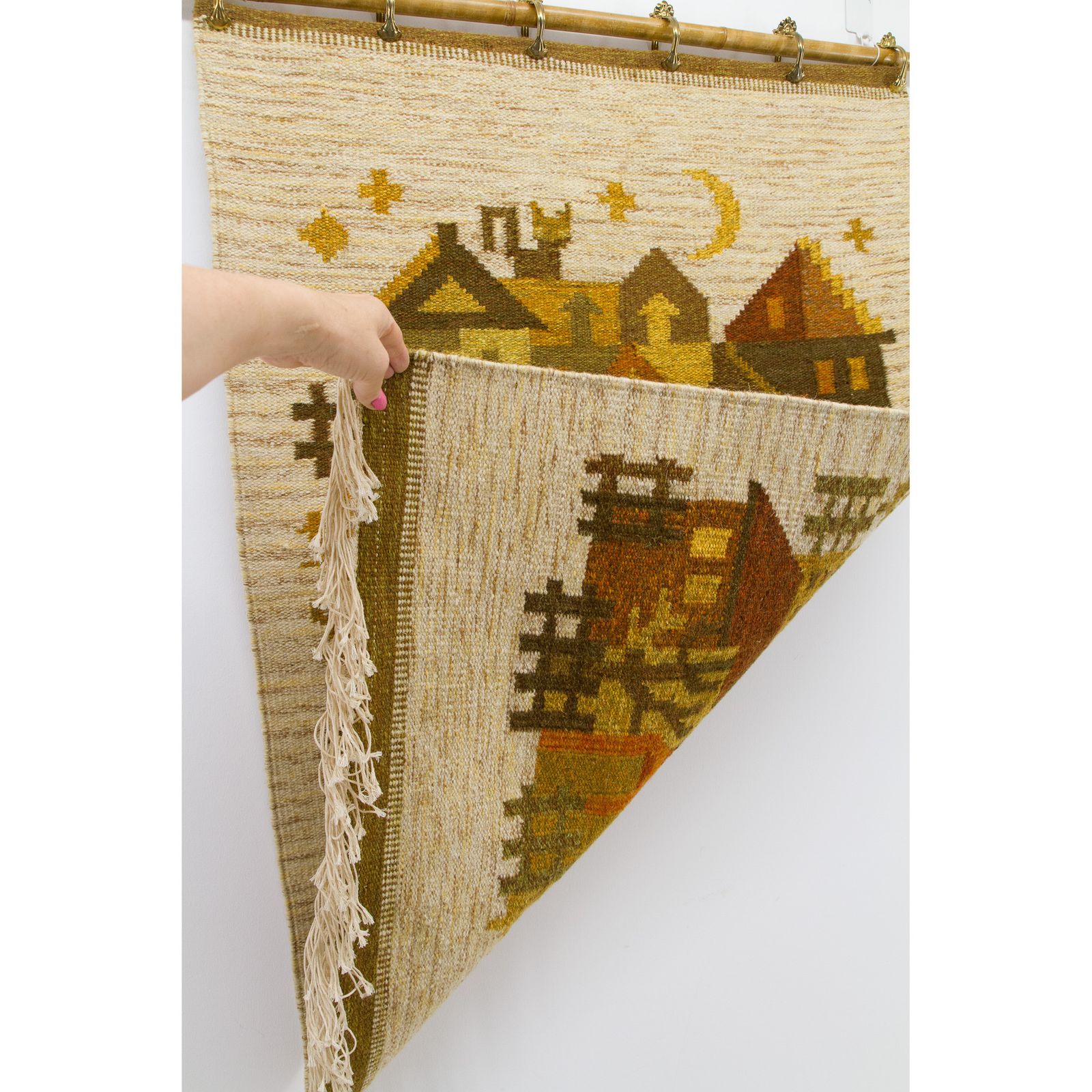 Vintage jaren '70 handgeweven wandtapijt in mosterdgeel en bruin: geometrisch dorpsgezicht photo vintage