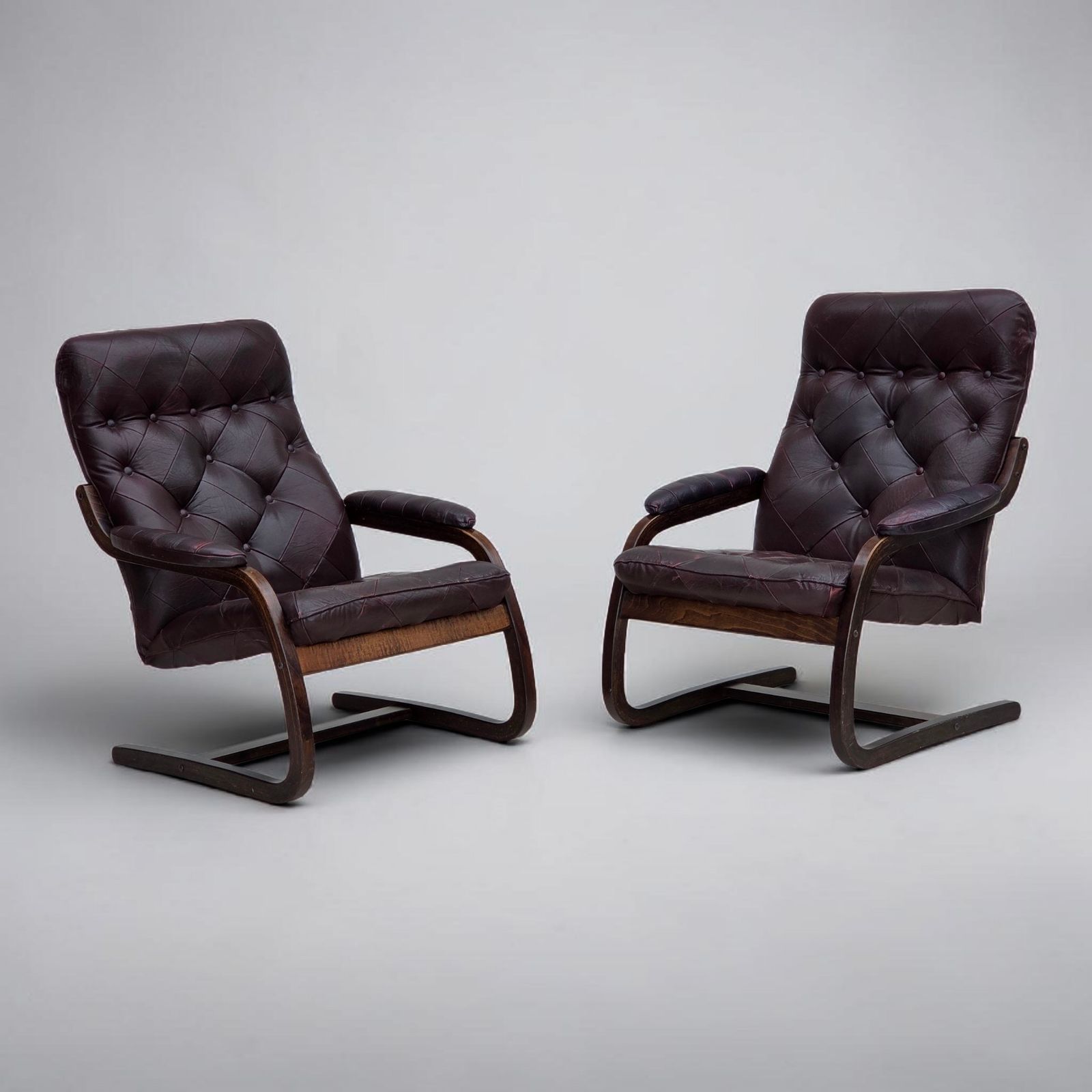Ca. jaren 1970, Scandinavische fauteuil, bruin meubelleer, gebogen hout.