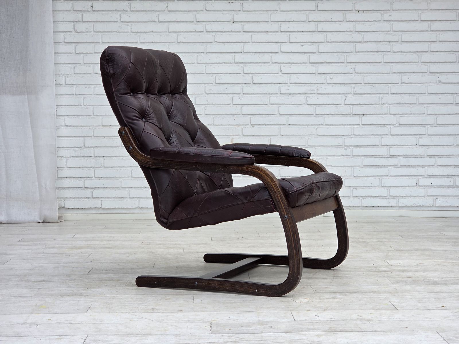 Ca. jaren 1970, Scandinavische fauteuil, bruin meubelleer, gebogen hout. photo furniture