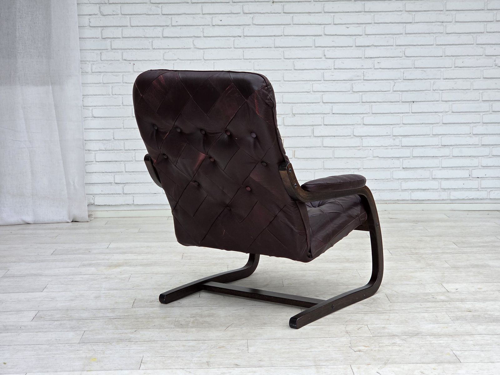 Meubels Ca. jaren 1970, Scandinavische fauteuil, bruin meubelleer, gebogen hout. photo