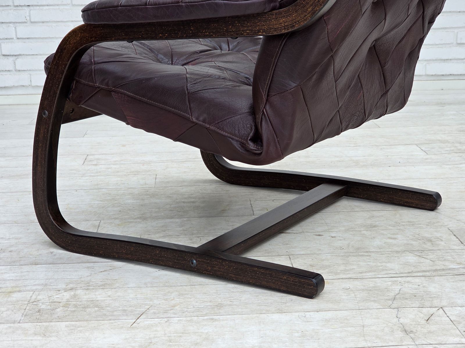 photo vintage Ca. jaren 1970, Scandinavische fauteuil, bruin meubelleer, gebogen hout.