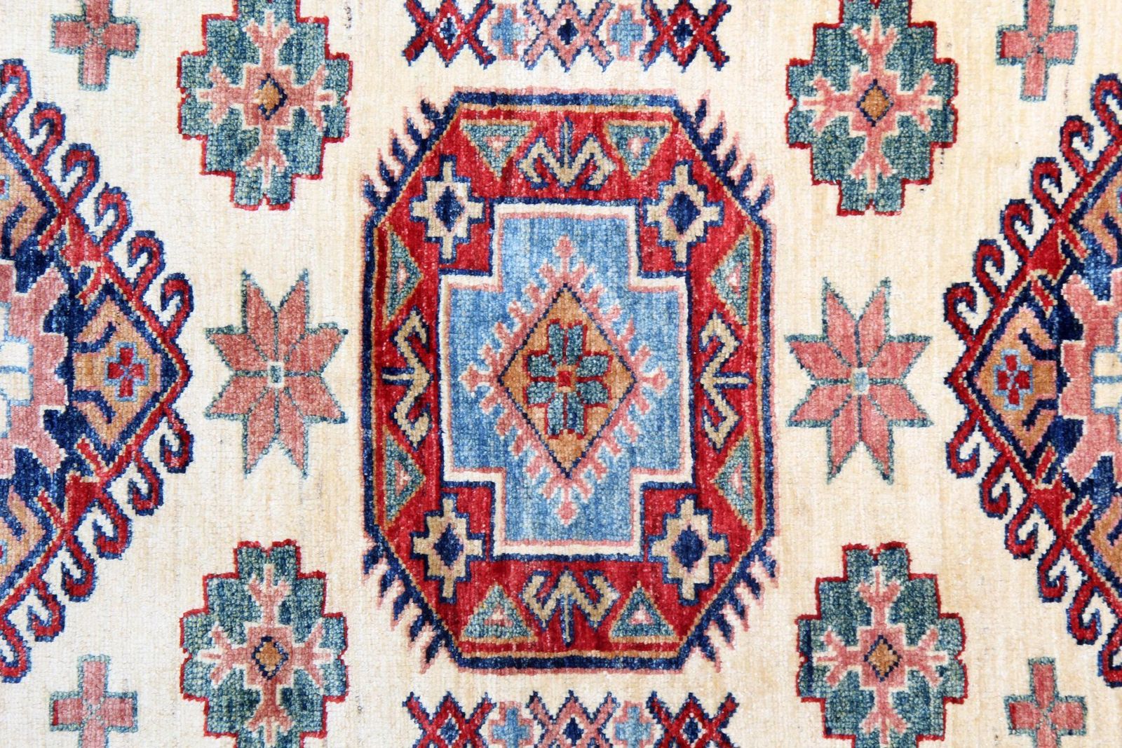 Crèmekleurige oosterse tapijten, geometrisch handgemaakt tapijt, ivoren vloerkleden te koop. photo for sale