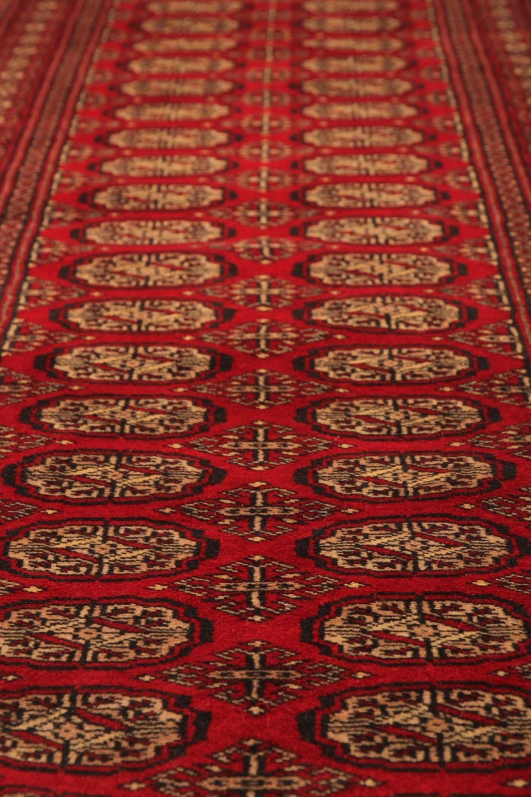 Tapis de couloir rouge, plusieurs médaillons, laine vintage Bukhara Turkmen. photo Textiles