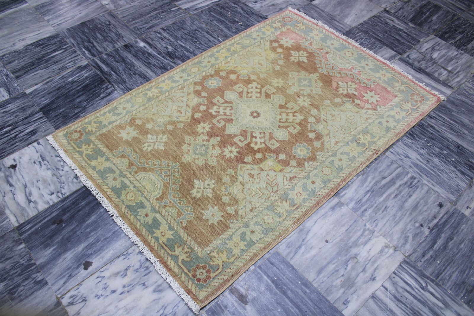 Vintage Oushak handgeknoopt geometrisch tribaal wollen vloerkleed photo furniture