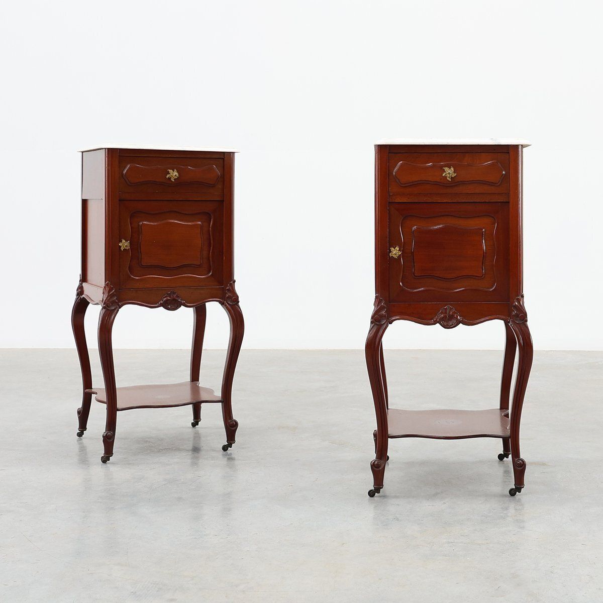 Walnut Louis XV Nightstands With Carrara Marble Tops, France, 1900, Set Of 2