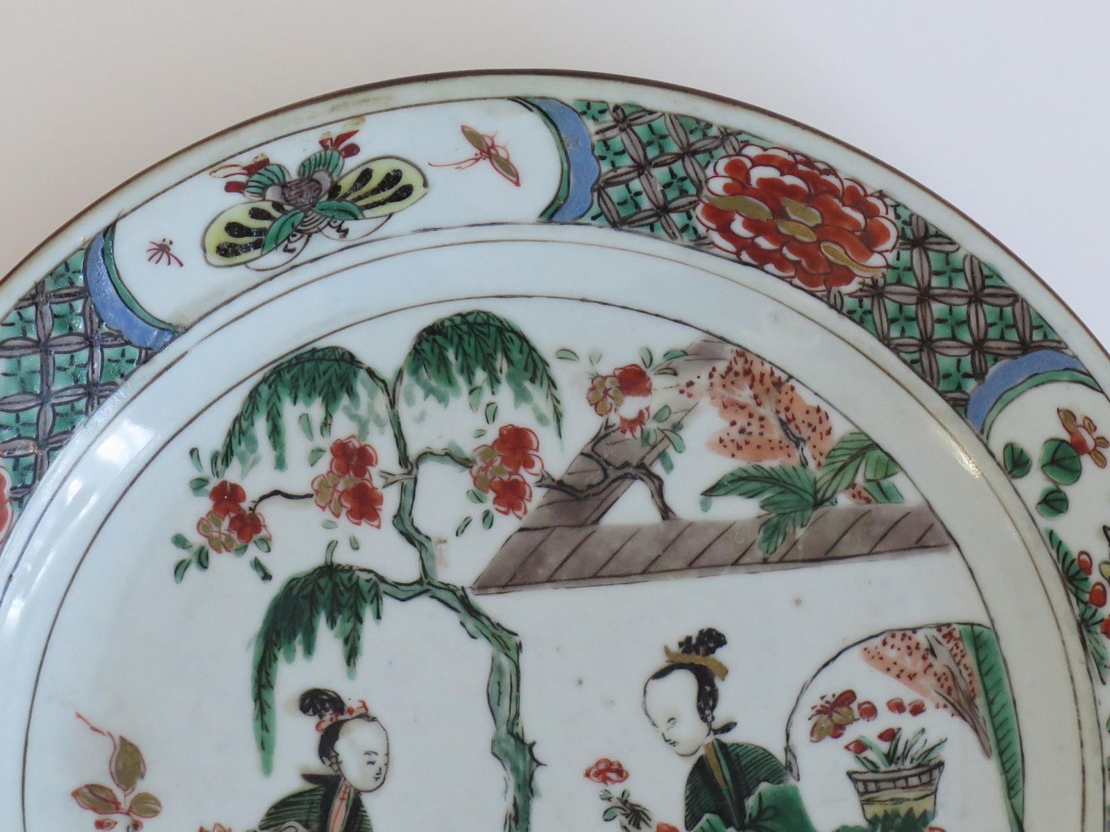 Chinees Famille Verte bord, handgeschilderd porselein, Kangxi-periode, ca. 1690 photo for sale