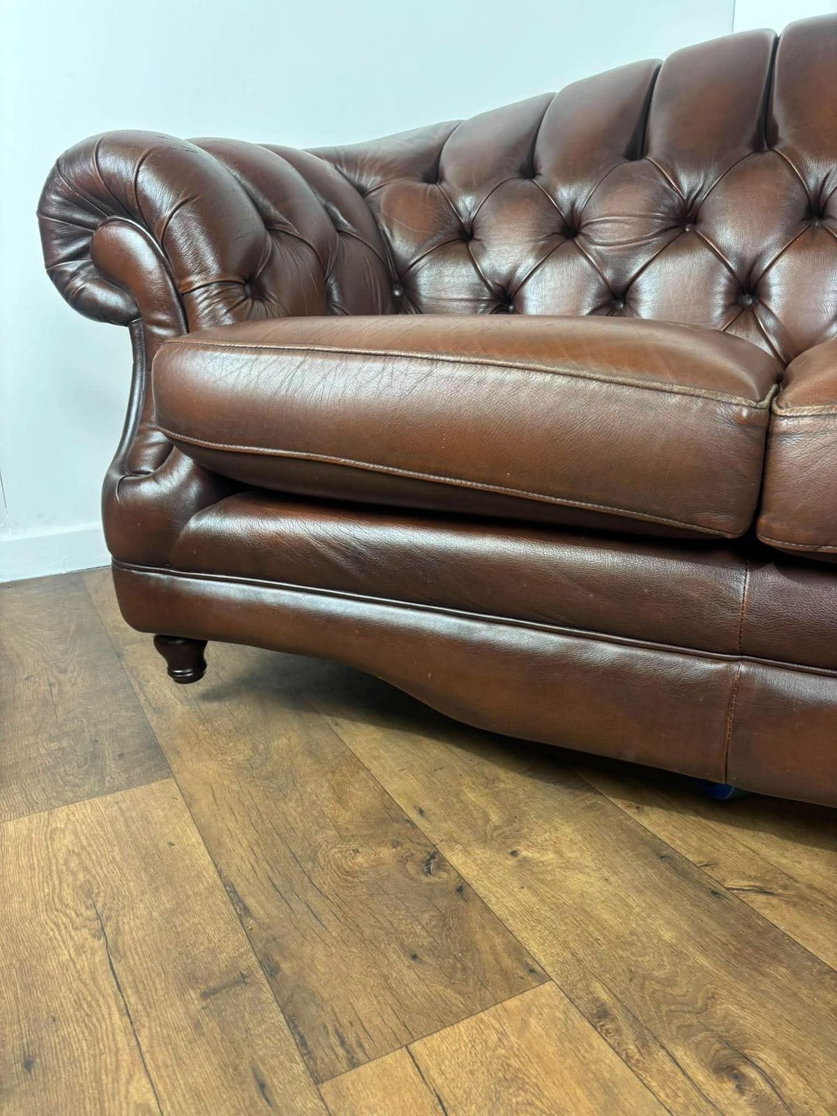 photo vinterior Thomas Lloyd Brown Leather Chesterfield Style Sofa