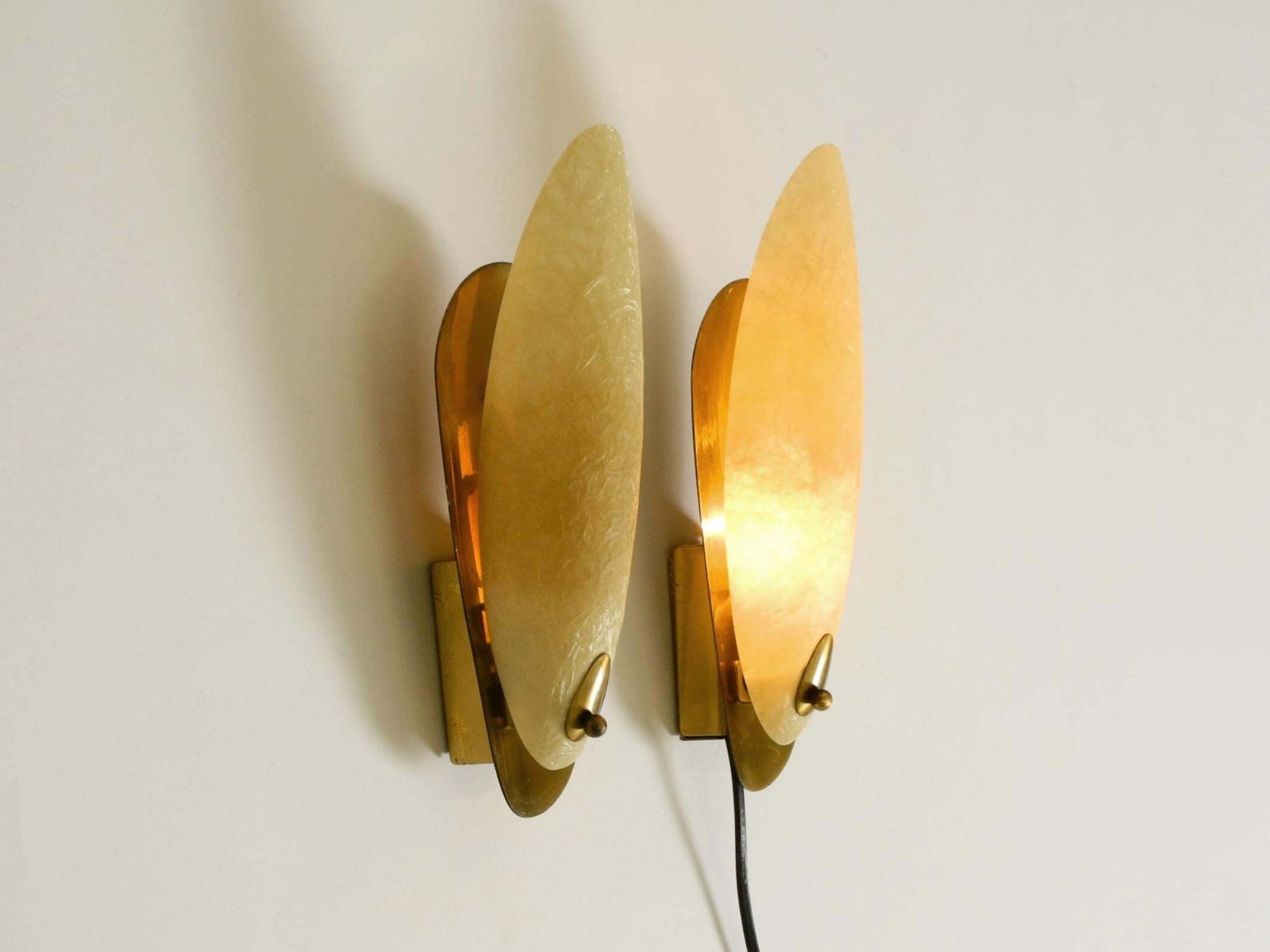 Een paar mid-century modern messing wandlampen met fiberglass kappen photo 873.0