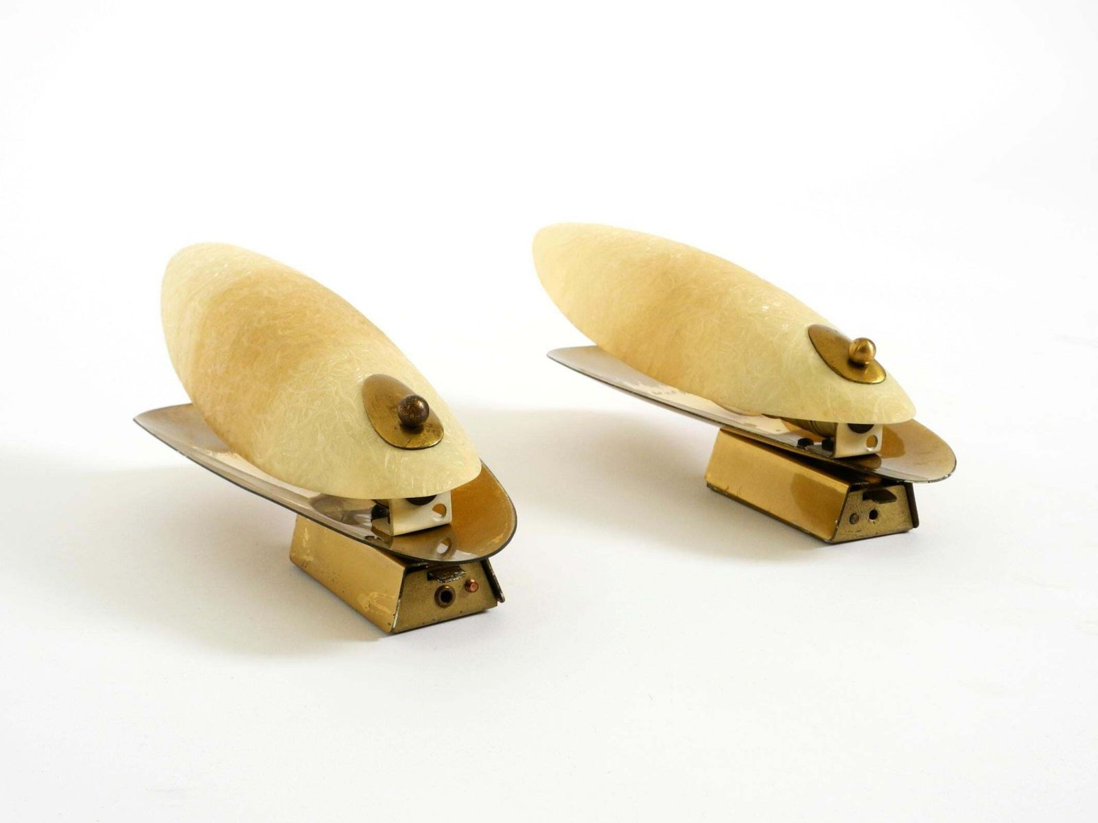 Een paar mid-century modern messing wandlampen met fiberglass kappen photo buy