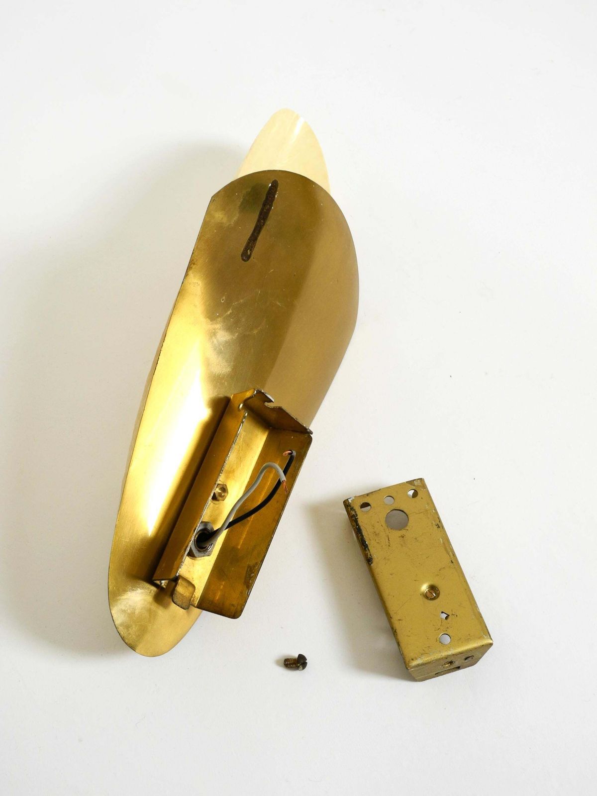 photo vinterior Een paar mid-century modern messing wandlampen met fiberglass kappen