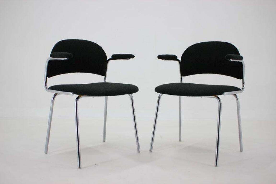 Paire de fauteuils en acier tubulaire chromé et bouclé sombre, Tchécoslovaquie, années 1970. photo buy