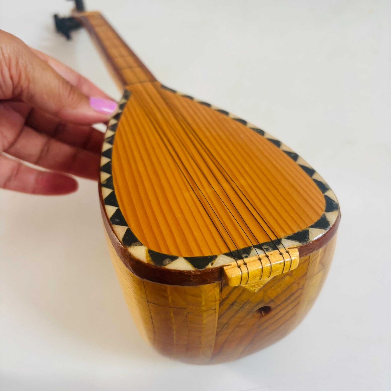 Mid-Century Collectible Turkse Cura Saz, Handgesneden, Met Geometrische Inleg, Decoratief Object, Restauratie Vereist. photo furniture