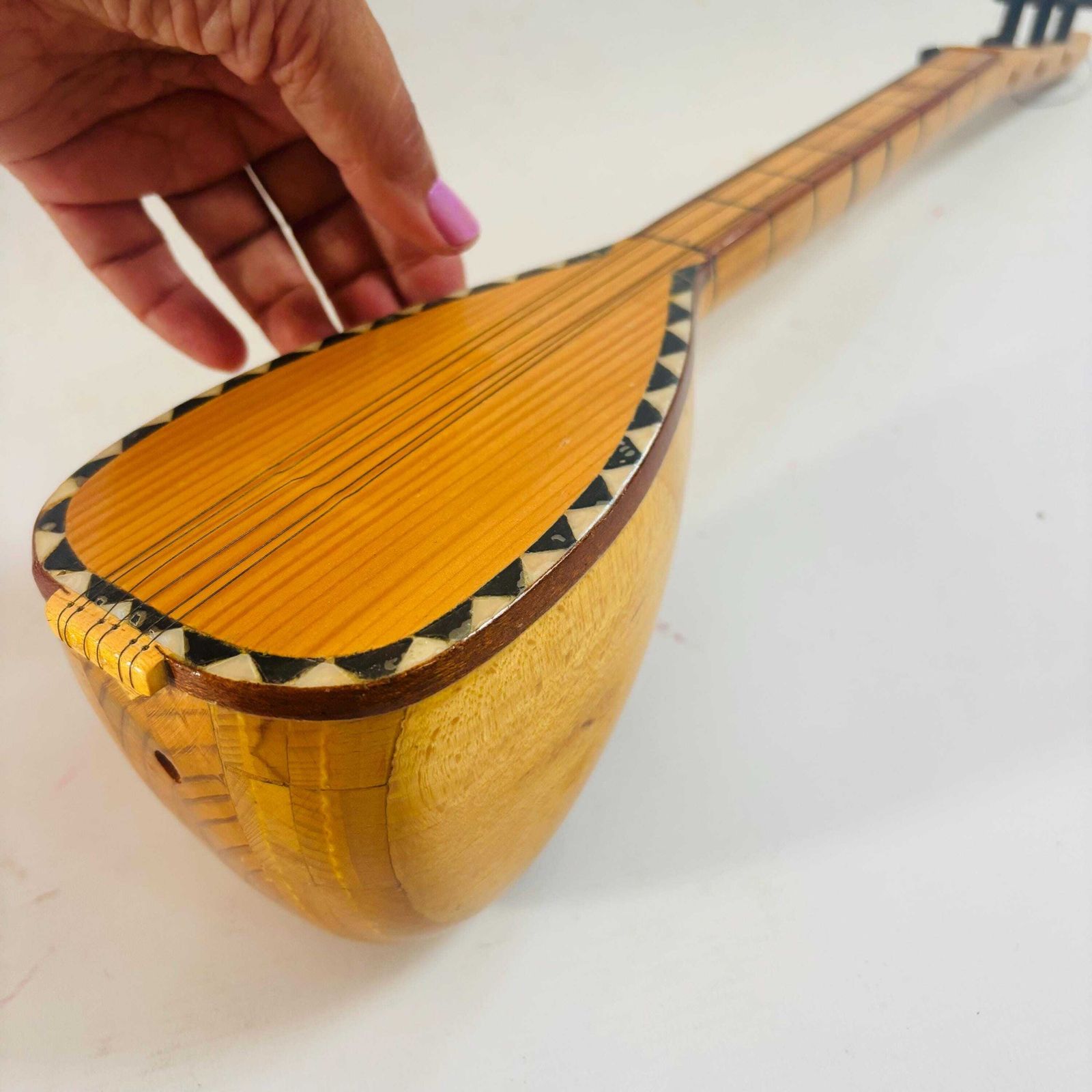 Mid-Century Collectible Turkse Cura Saz, Handgesneden, Met Geometrische Inleg, Decoratief Object, Restauratie Vereist. photo vinterior
