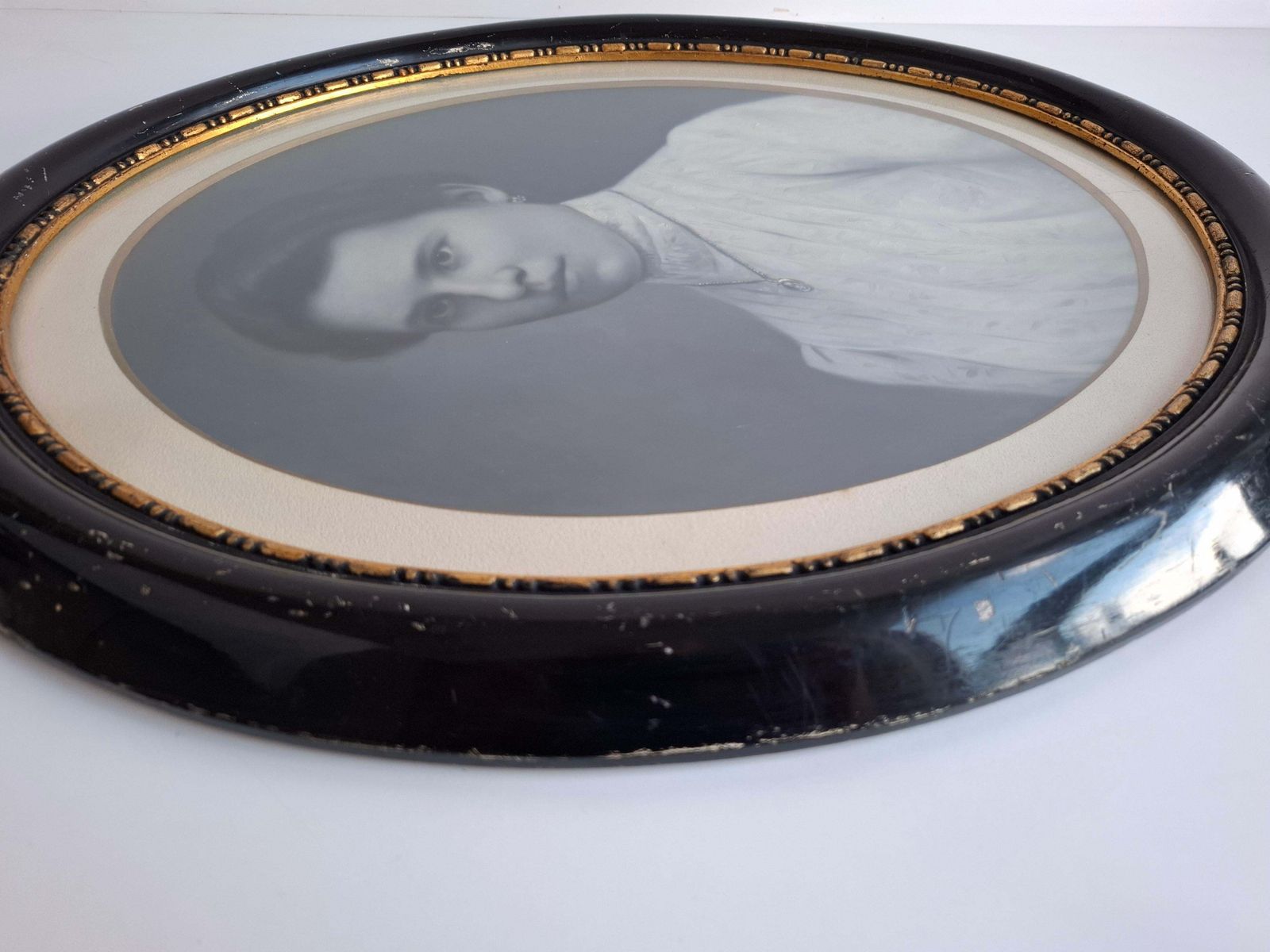 photo furniture Antiek Tsjechisch ovaal portret van jonge vrouw in zwart en verguld lijst