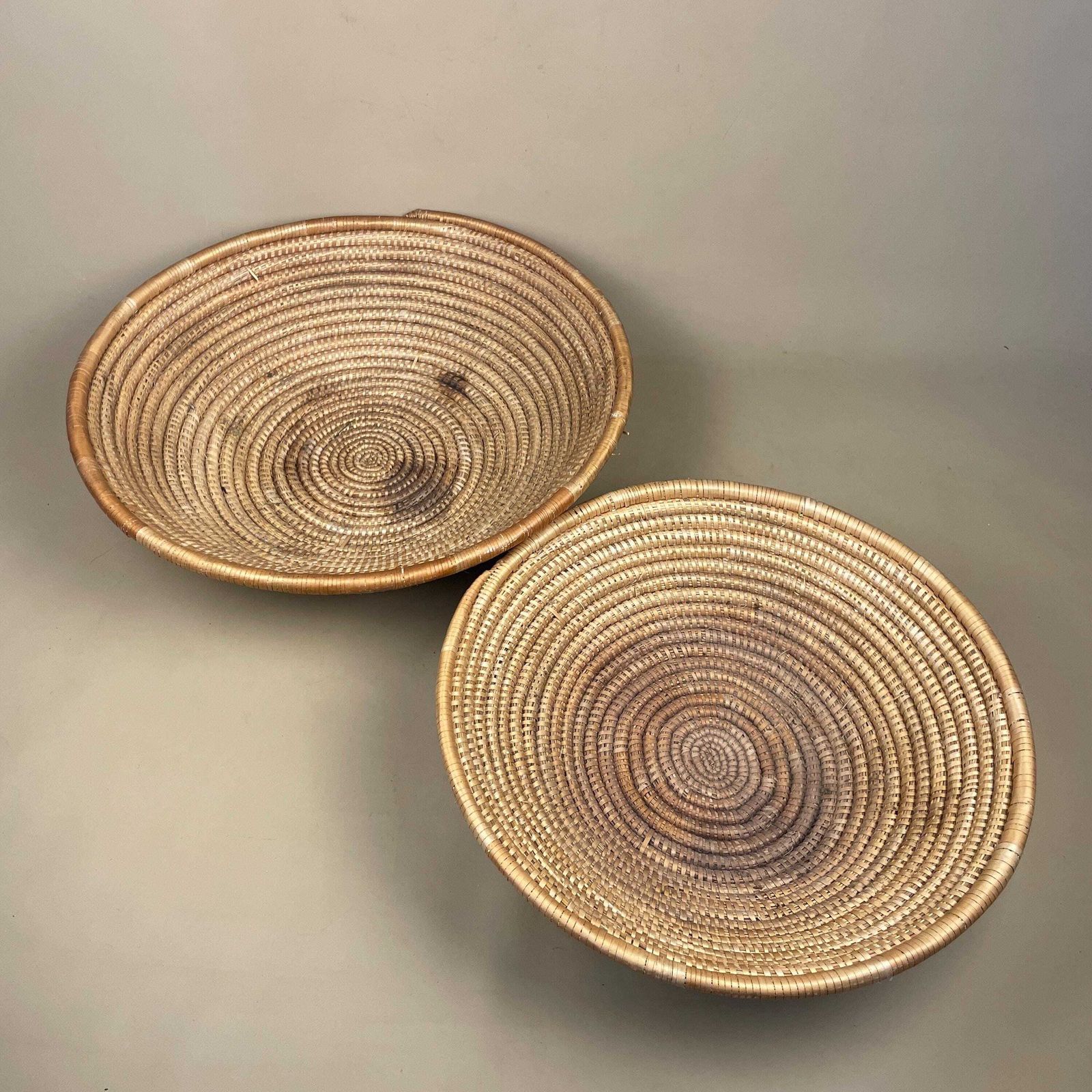 Vintage Seagrass Woven Baskets Pair Round Coiled Display Trays Fruit Basket Boho Farmhouse Decor photo furniture