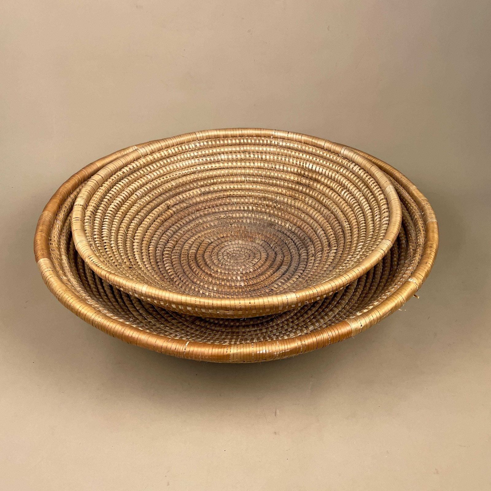 Vintage Seagrass Woven Baskets Pair Round Coiled Display Trays Fruit Basket Boho Farmhouse Decor photo 69.0