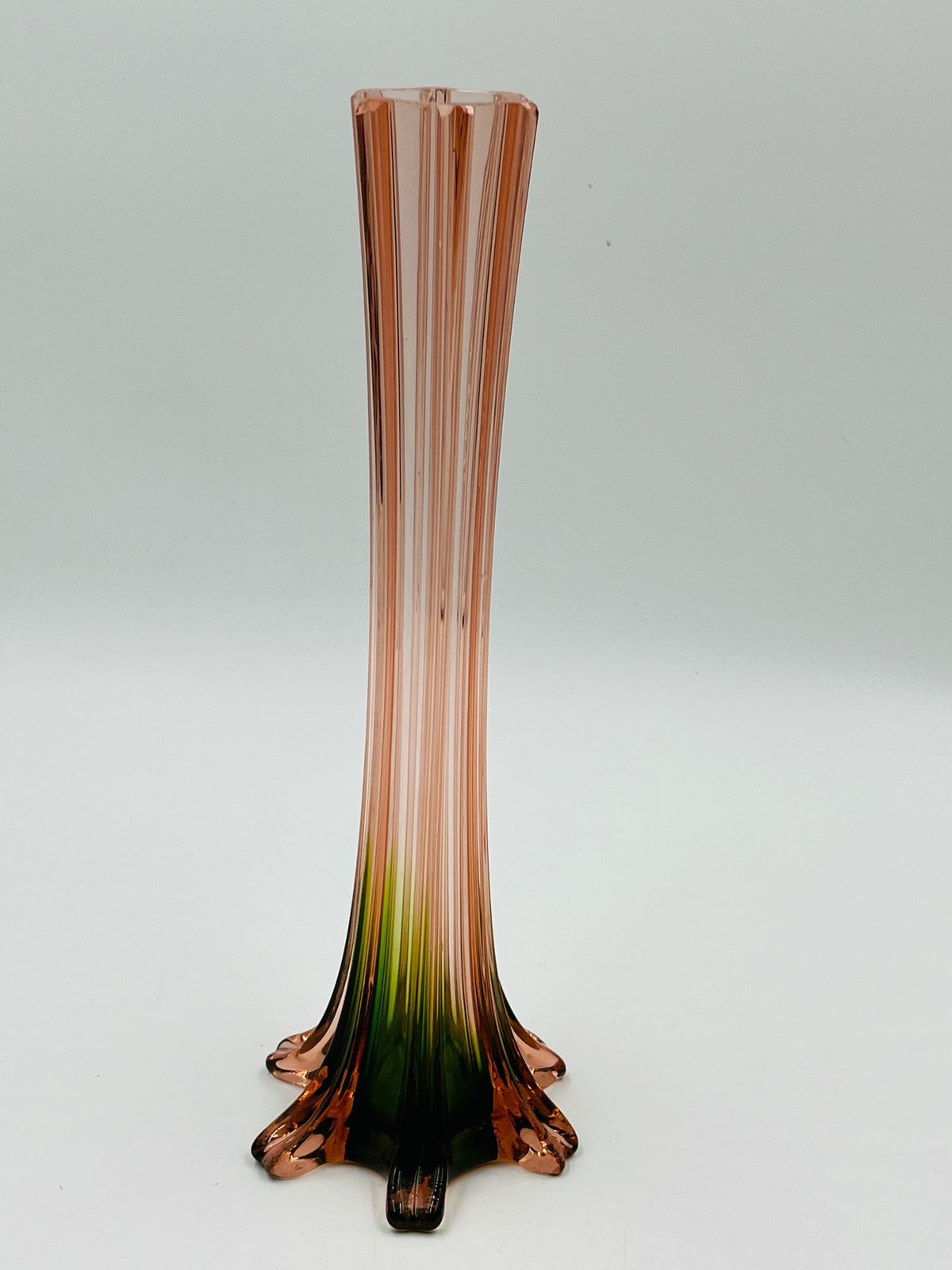 Paar vintage glazen soliflores in roze en groen. photo Woonaccessoires