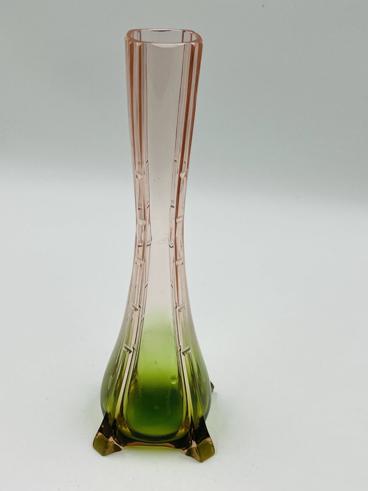 photo vinterior Paar vintage glazen soliflores in roze en groen.