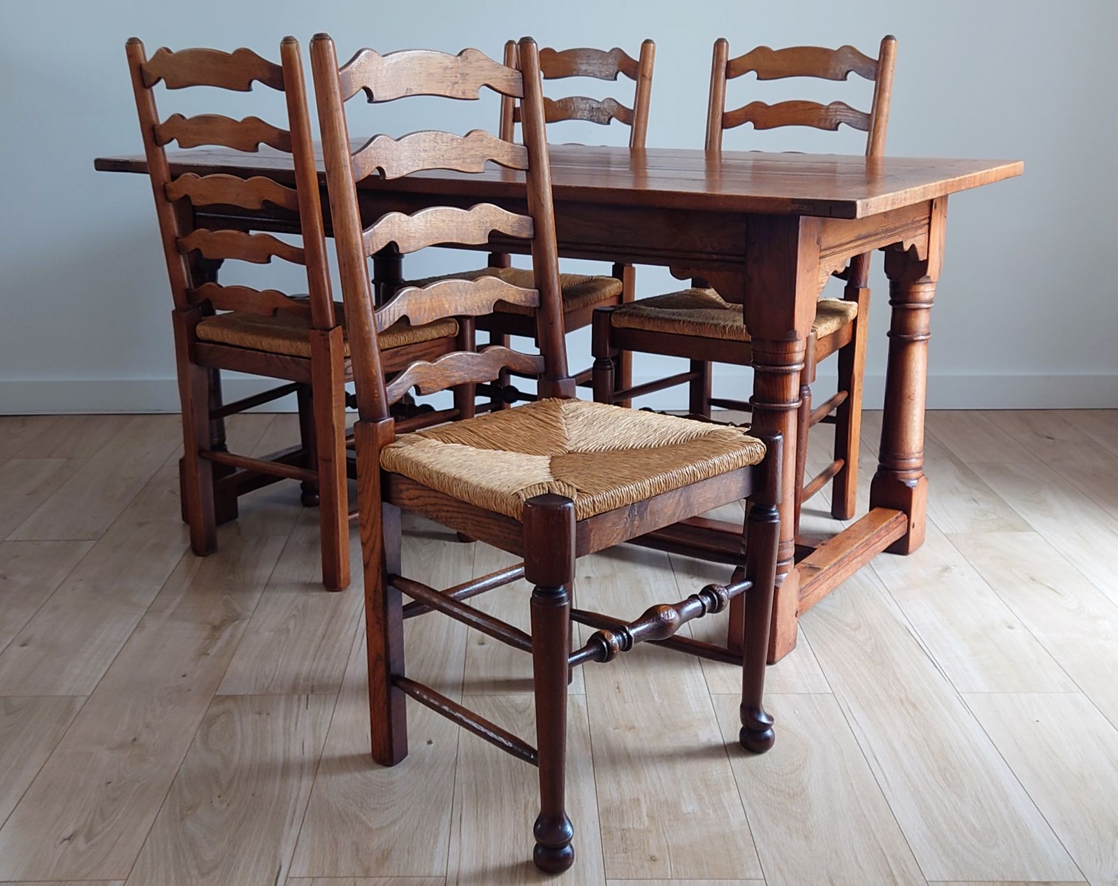 photo vintage English Country Oak Dining Table And 4 Rush Seated Ladderback Chairs