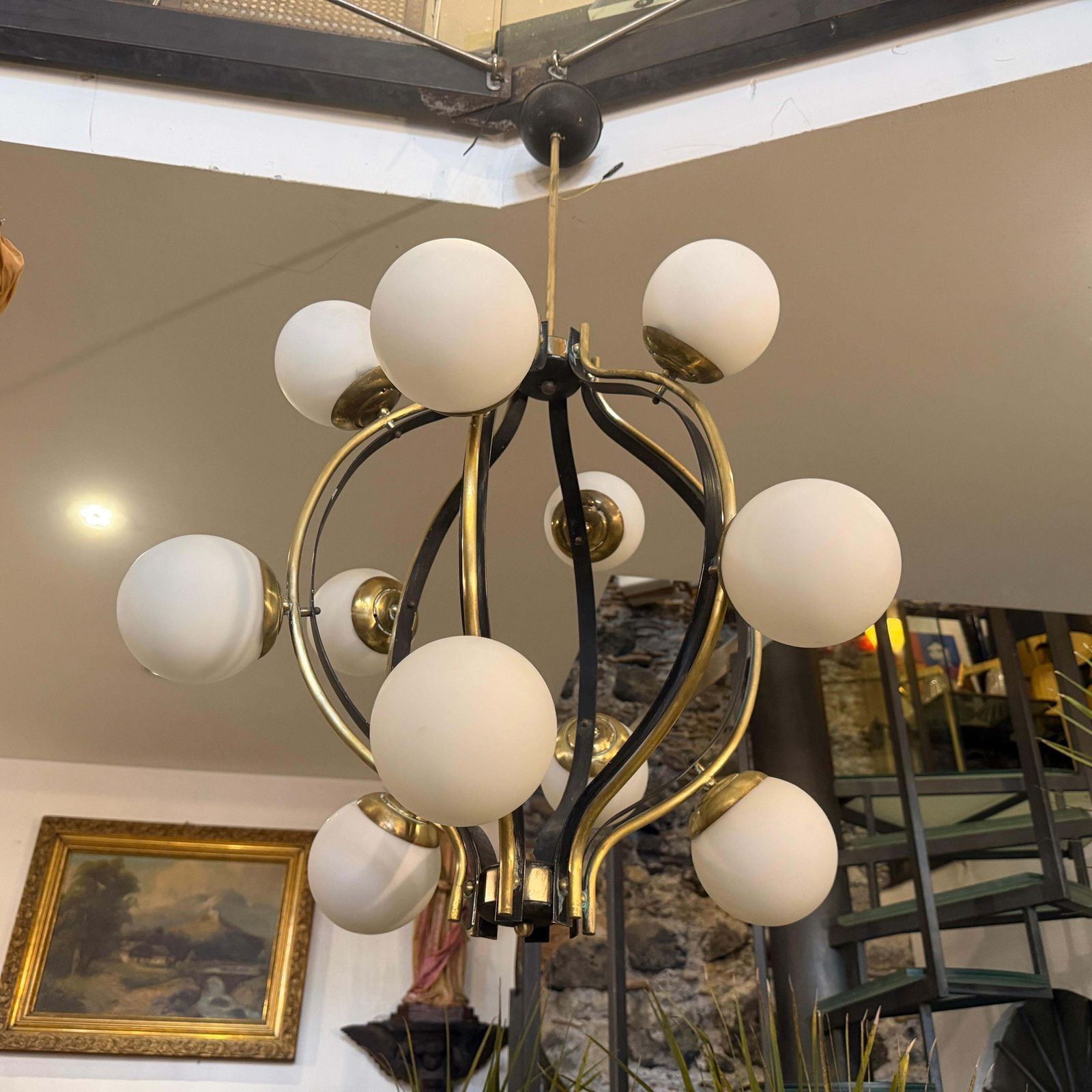 photo vinterior 1950s Mid  Century Modern Brass And White Glass 12 Lights Chandelier By Stilnovo