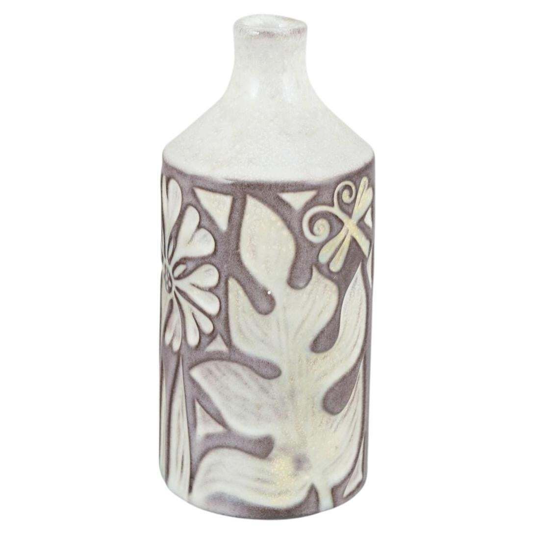 Mari Simmulson, Upsala Ekeby. Stoneware vaas met gestileerde botanische motieven.