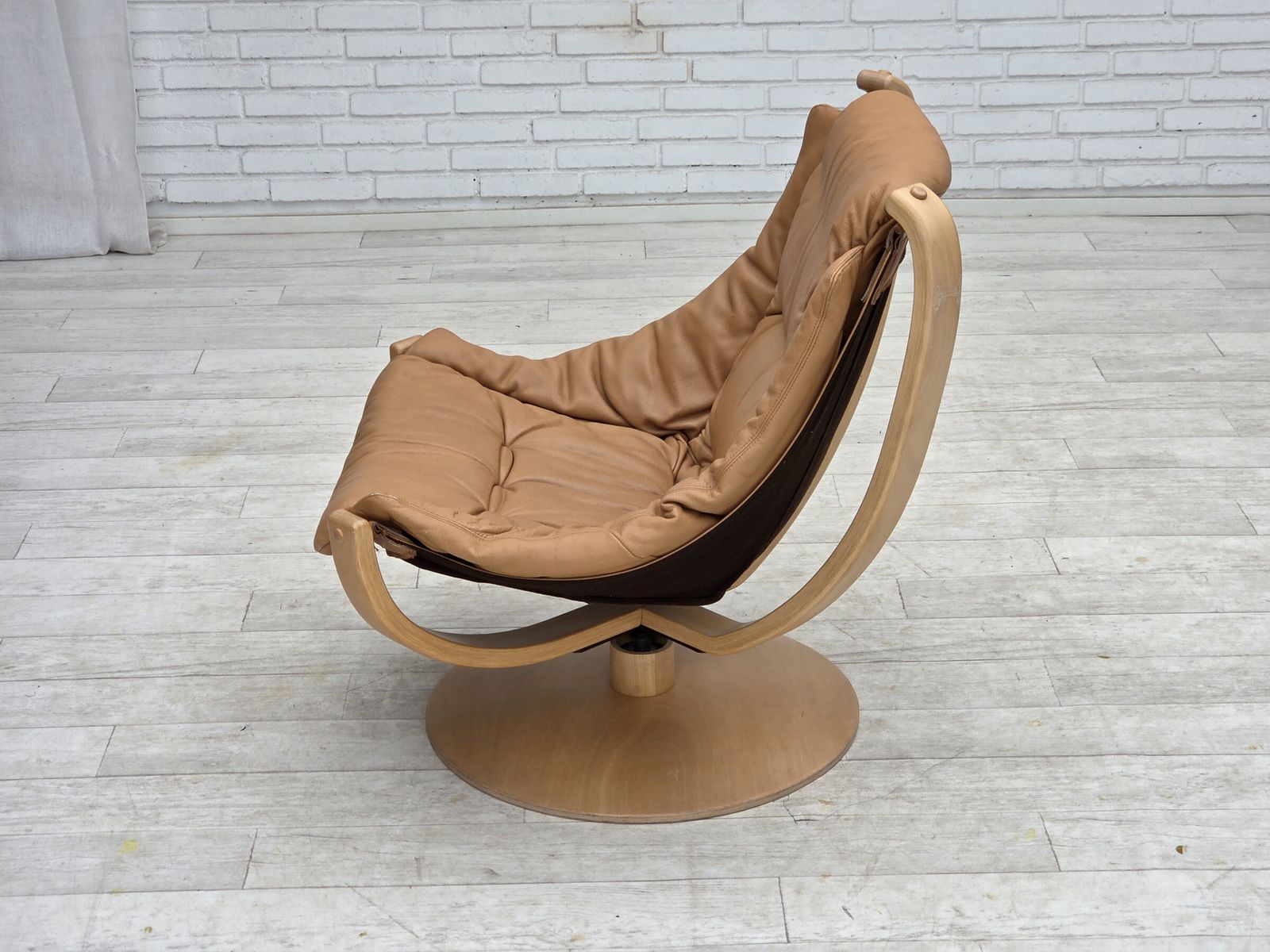 photo vinterior 1980s, Scandinavian Swivel Armchair, Furniture Leather, Bent Wood.