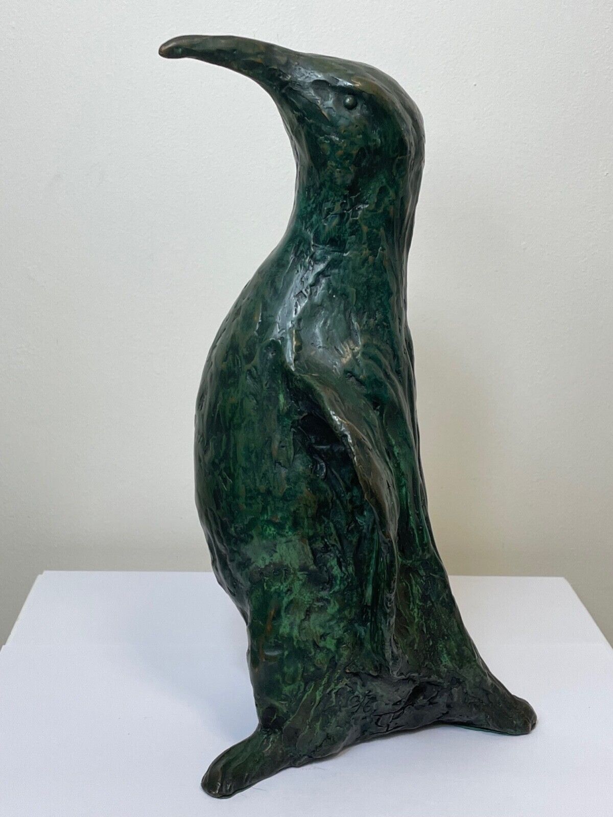 Gepatineerd bronzen beeldje van een pinguïn photo vinterior