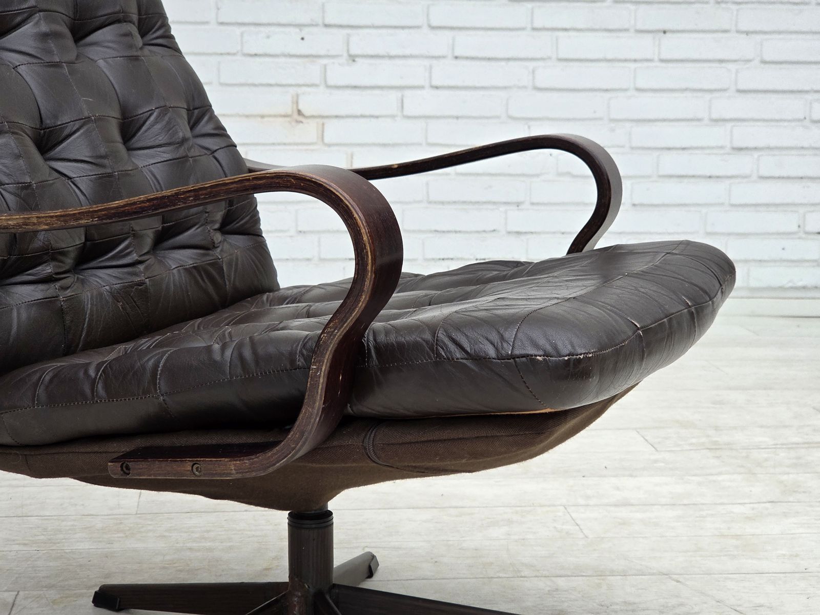 Ca. jaren 1970, Scandinavische draaifauteuil, patchwork meubelleer. photo for sale