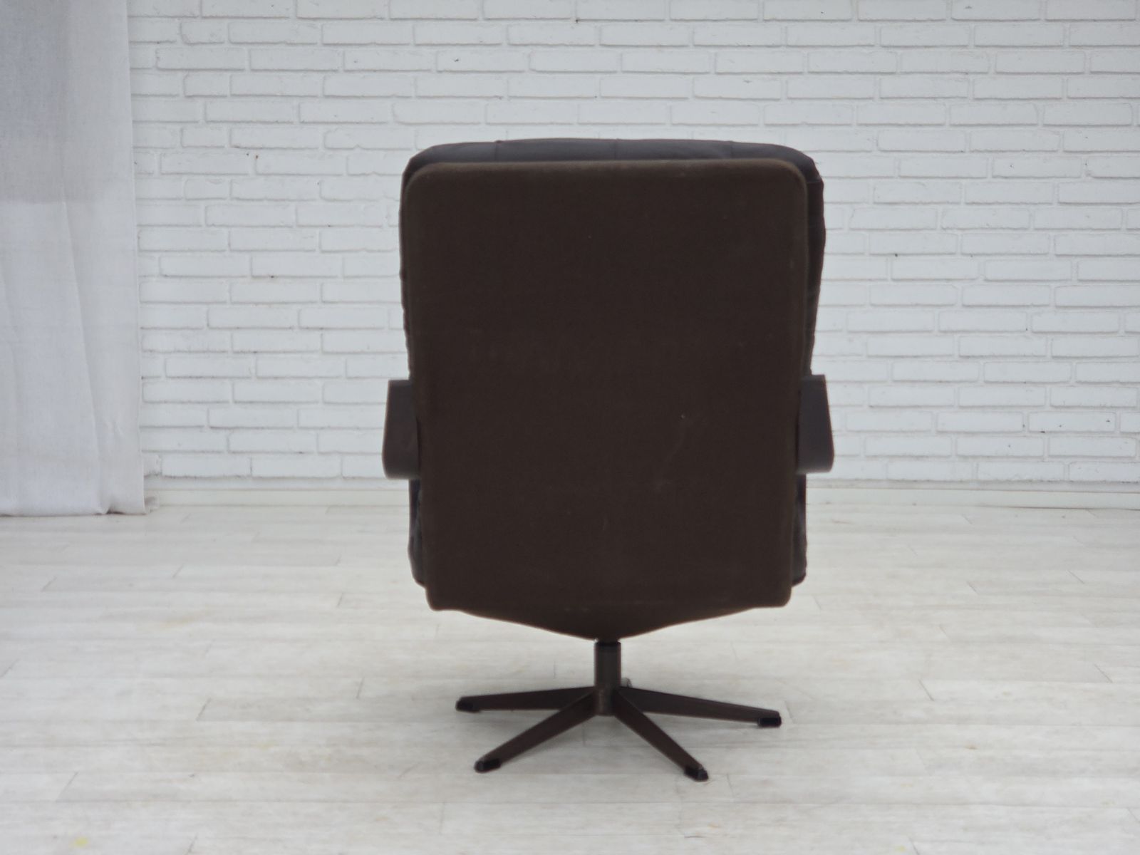 photo vinterior Ca. jaren 1970, Scandinavische draaifauteuil, patchwork meubelleer.
