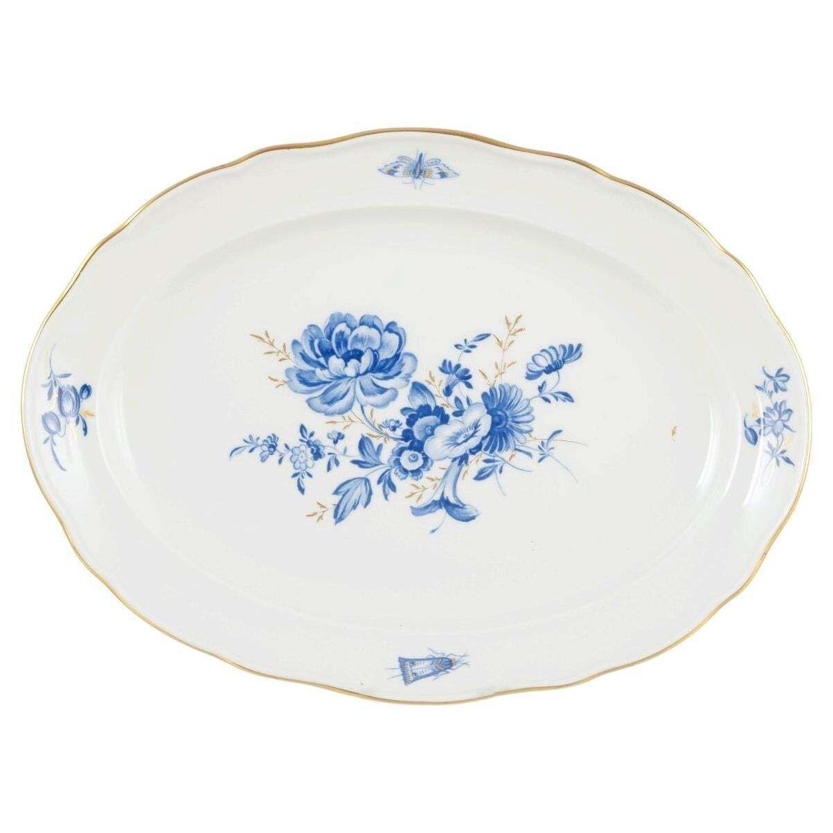 Meissen, Allemagne. Plat ovale en porcelaine à motifs floraux bleus. Début du XXe siècle.