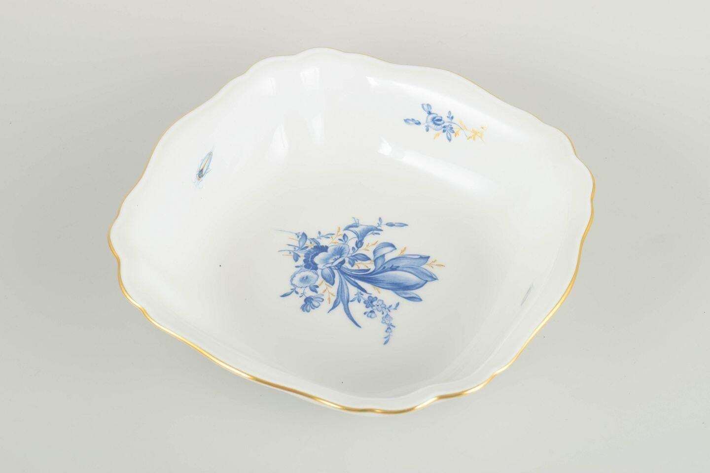Meissen, Duitsland. Porseleinen vierkante schaal met blauwe bloemenmotieven en vergulde rand. photo furniture