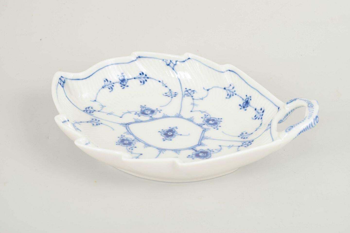 Royal Copenhagen. Blue Fluted Plain schaal in bladvorm. 1966. photo furniture
