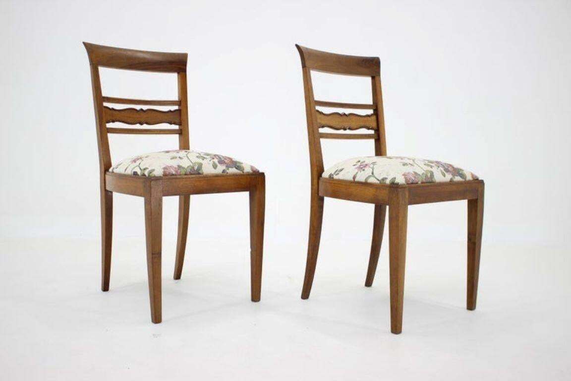 Paar Tsjechoslowaakse walnoten stoelen ca. jaren 1950, nagezien en opgeknapt, met bloemmotief bekleding photo vinterior