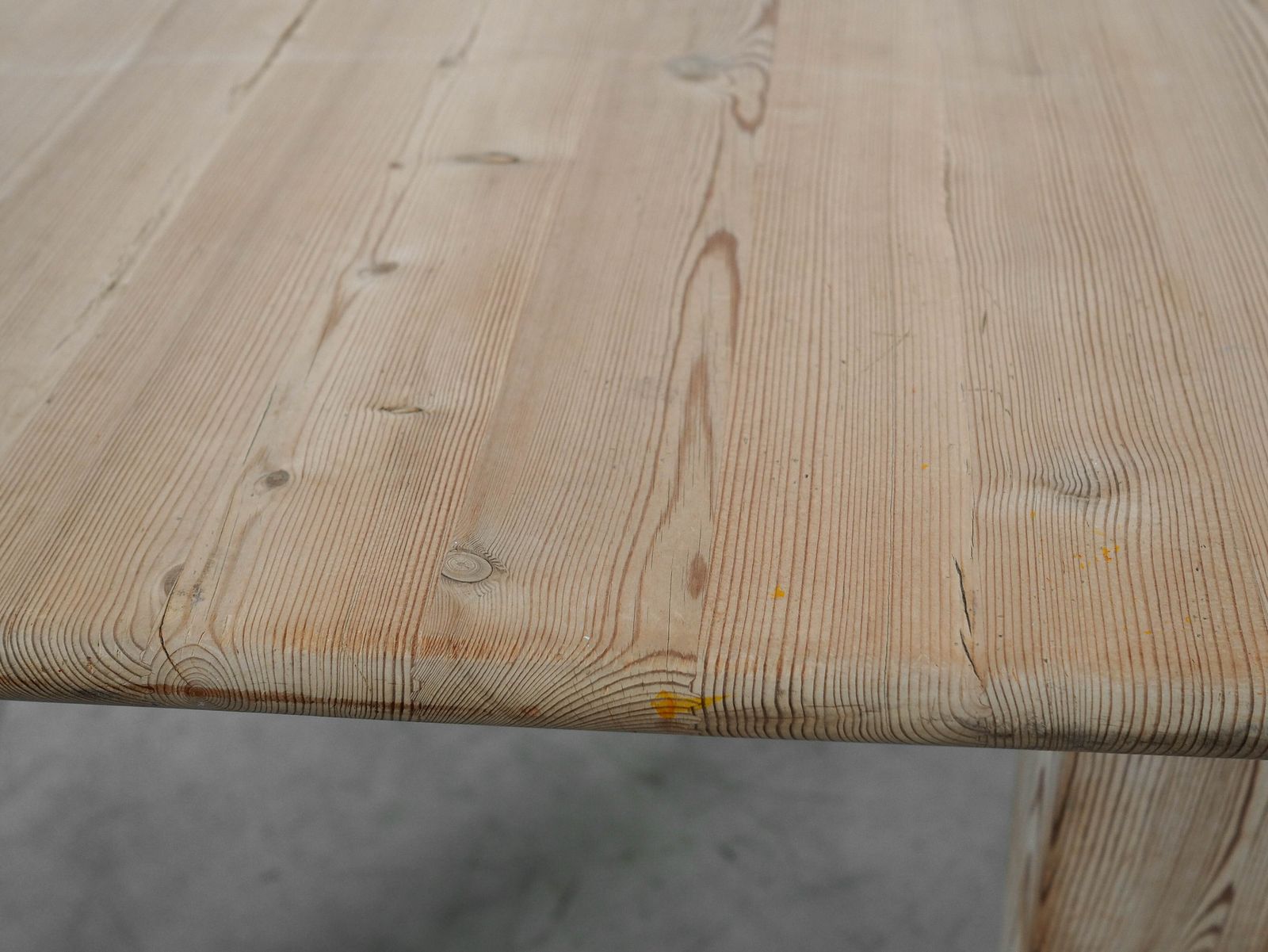 photo furniture Grenen tafel, Deens design, jaren 1990, gemaakt in Denemarken.