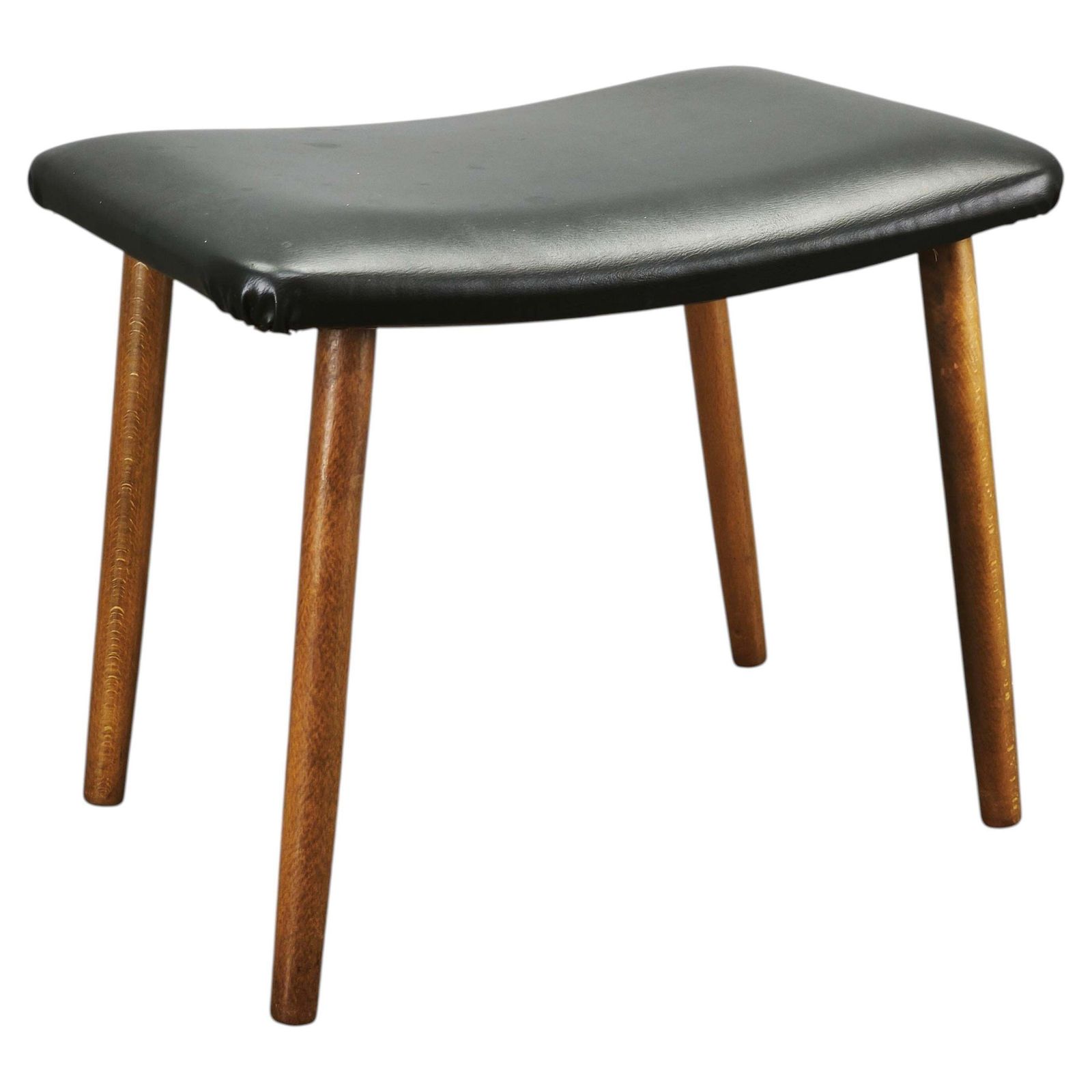 Deens Modern beukenhouten voetenbank met zwarte vinyl bekleding, ca. jaren 1960.