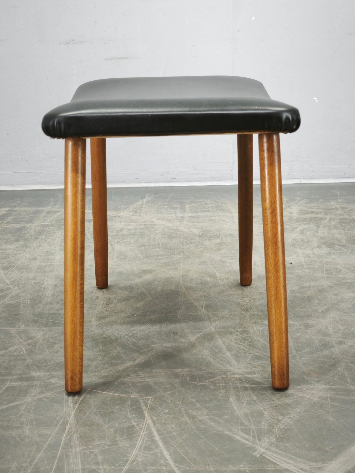 Deens Modern beukenhouten voetenbank met zwarte vinyl bekleding, ca. jaren 1960. photo vinterior
