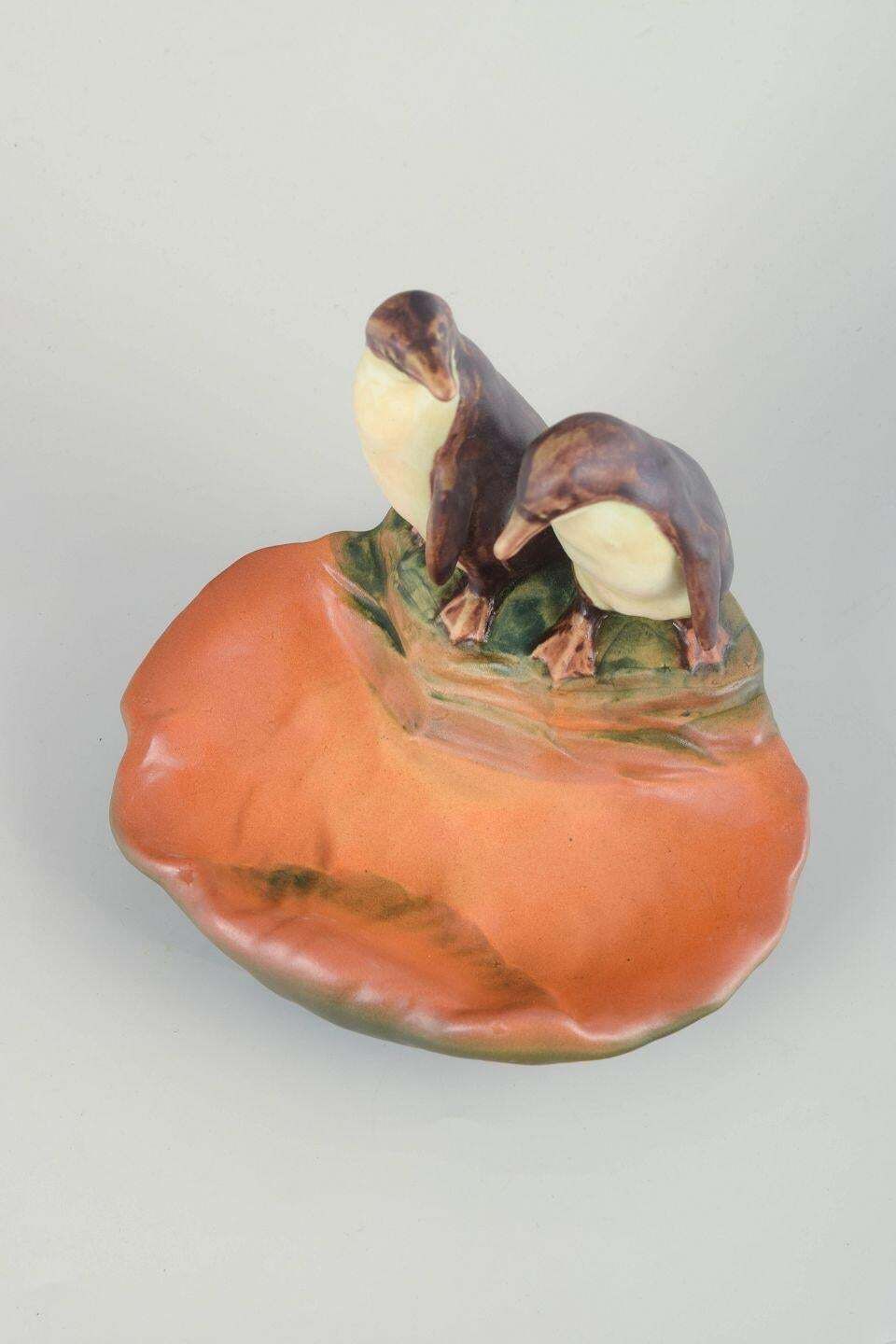 Ipsens Enke, Danemark. Coupe en céramique aux deux pingouins. Années 1920/30 photo furniture