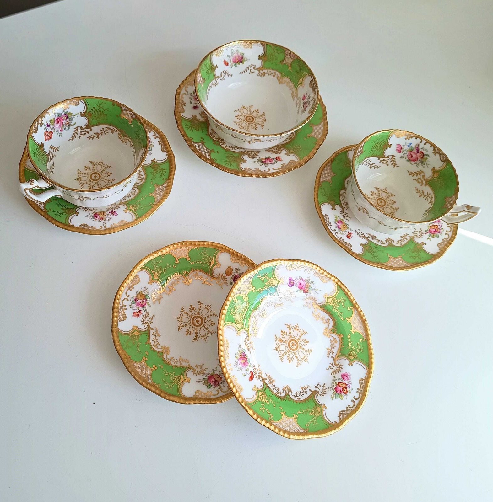 Antiek Victoriaans Engels Batwing Coalport gedeeltelijk theeservies voor 2: handgeschilderd appelgroen, jaren 1890. photo Woonaccessoires