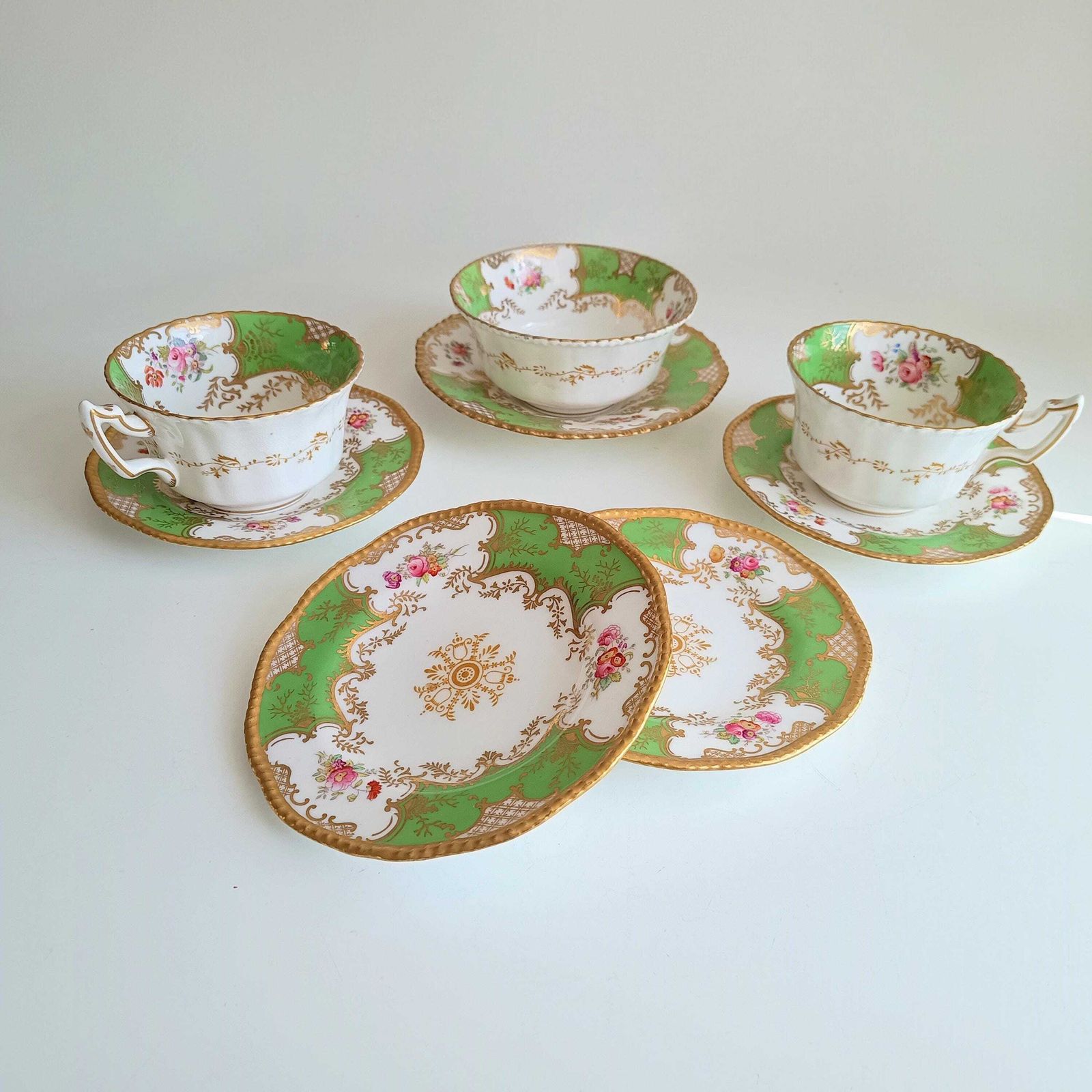Antiek Victoriaans Engels Batwing Coalport gedeeltelijk theeservies voor 2: handgeschilderd appelgroen, jaren 1890. photo vintage