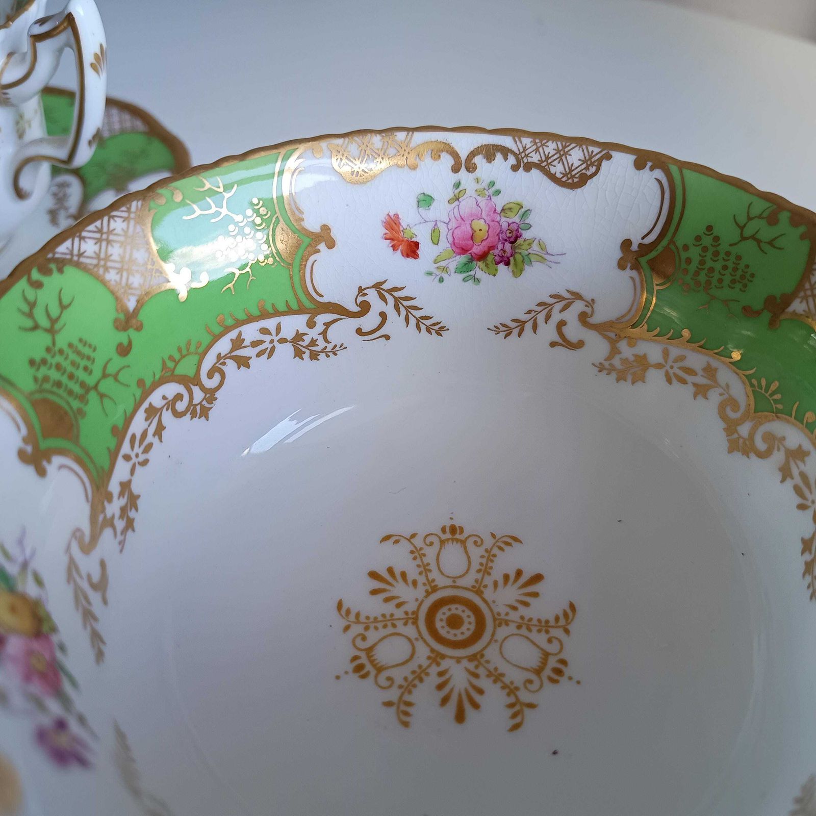 photo for sale Antiek Victoriaans Engels Batwing Coalport gedeeltelijk theeservies voor 2: handgeschilderd appelgroen, jaren 1890.