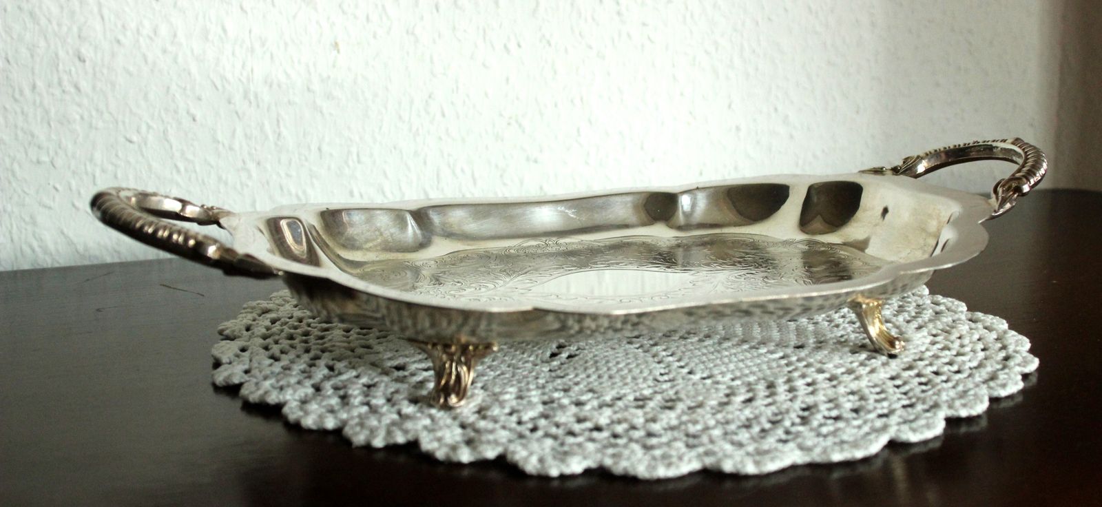 Versierd serveerschaal op voet – Lancaster zilver op koper photo for sale
