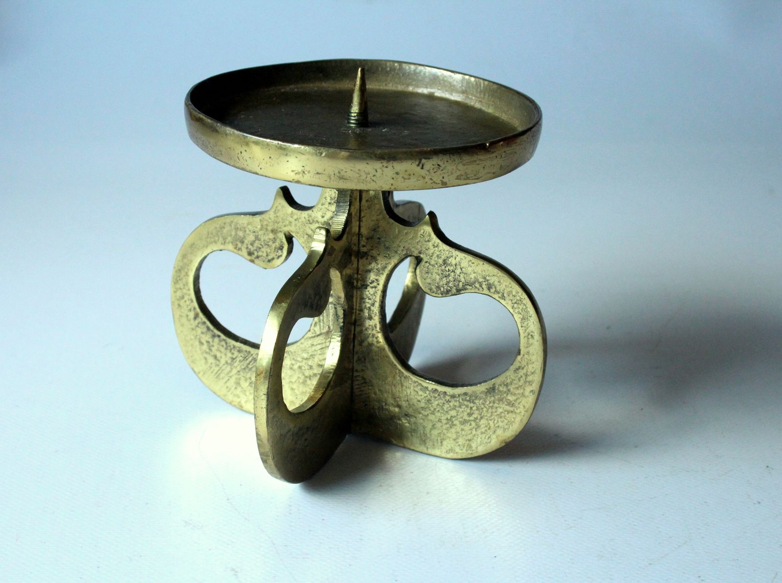 Design messing kandelaar voor grotere kaarsen – Brutalist-stijl – Vintage photo Woonaccessoires