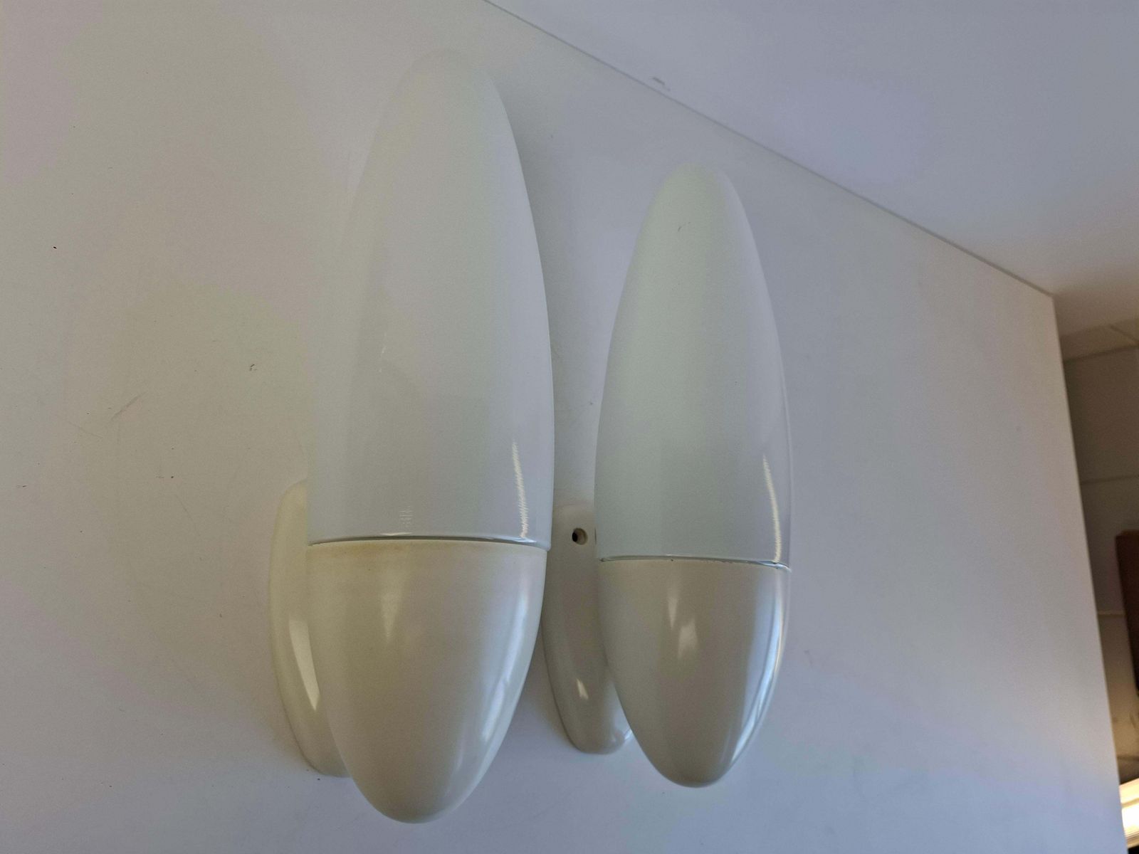 photo furniture Paar Tsjechoslowaakse melkglazen en bakeliet wandlampen uit de jaren 1960 – Space Age