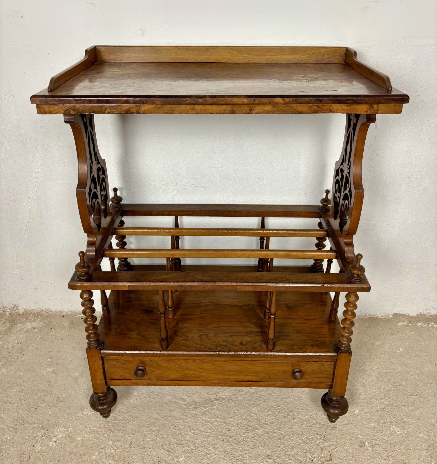 Victoriaans walnoten Canterbury tijdschriftenrek met dienblad photo furniture