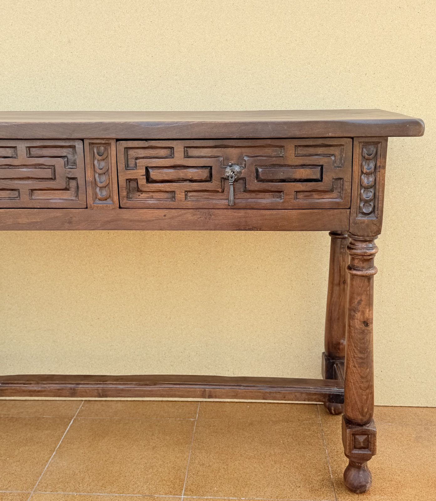 Spaanse walnoten consoletafel met geometrisch gesneden lades, jaren 1920 photo vinterior