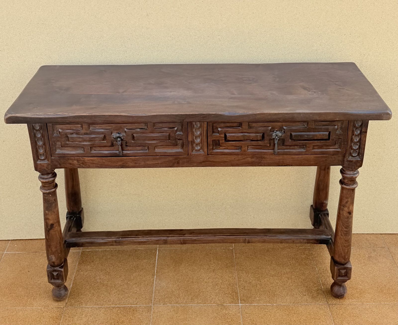 photo furniture Spaanse walnoten consoletafel met geometrisch gesneden lades, jaren 1920